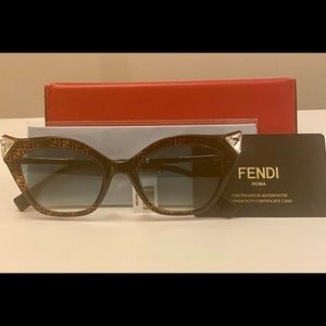 FENDI Cat-eye Glasses